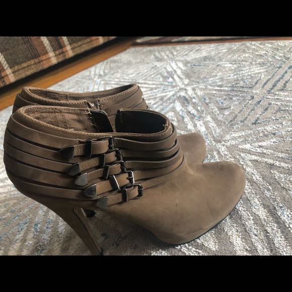 Shoes - Picture 3 of 9